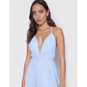 Klänning  - Säljer min vackra Moa dress från Ivory Field som endast  är använd en gång. Jag är 170 och har 7cm klackar. Längden kan justeras lite beroende på hur högt man knyter banden. Köpt för 1900kr 