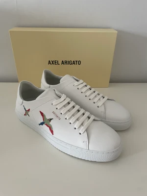 Oanvända Axel Arigato - Helt nya Axel Arigato 90 Bee Bird i storlek 43. Ikoniska sneakers med hög kvalitet. Endast provade men förstora. Nypris 2400kr  
