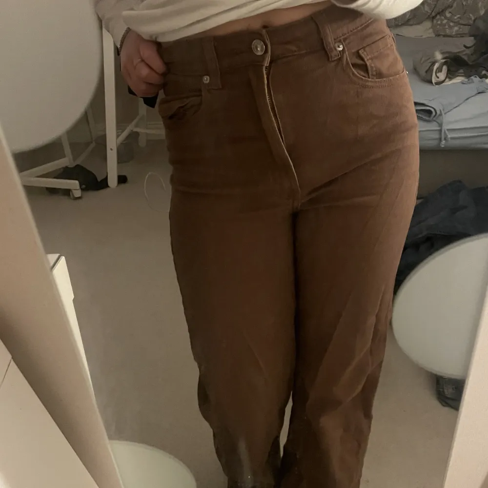 Jag säljer dessa bruna jeans eftersom jag inte använder de längre❤️ de är ifrån hm i storlek 36. Jeans & Byxor.