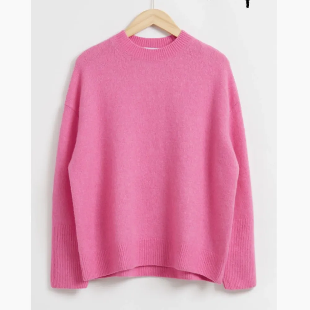 Söker en rosa stickad tröja som är lite ljusare än färgen på bilden💗inte nopprig💗hör av dig om du eller någon annan säljer👌🏼. Stickat.