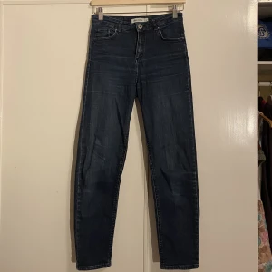 Carin Wester Mörkblå jeans - Midwaist jeans i storlek 38👖 Fler jeans och andra plagg i min profil