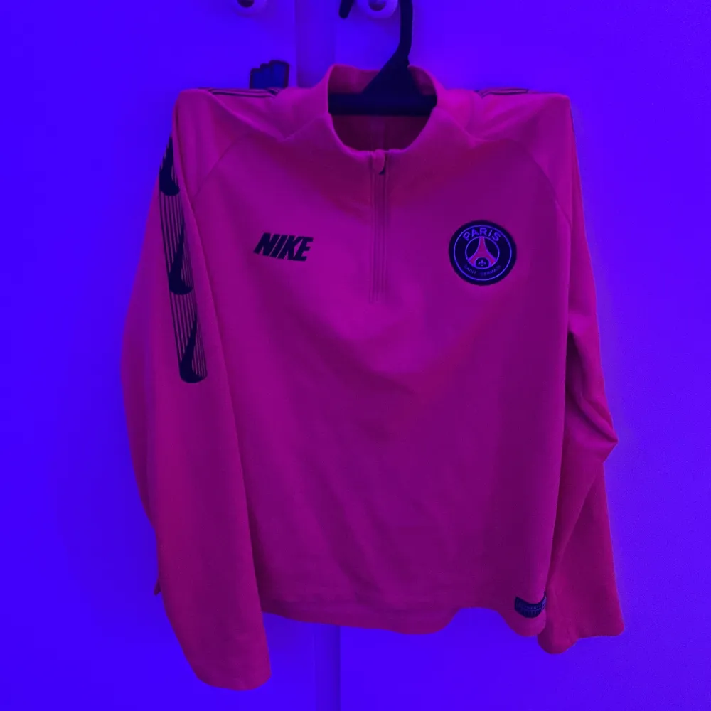 säljer nu min psg tröja ganska rare storlek L junior kan frakta bra i skick . Hoodies.