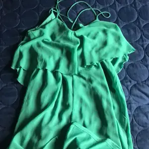 Använd en gång på en fest, en grön sommar långklänning Stl 40