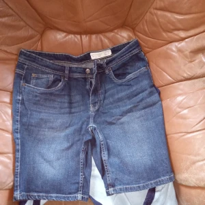 Herr, blåa jeansshorts stl 52 ,L/XL . - Fina herr jeans shorts med fickor fram och bak o knäppes s med dragkedja och knapp. Inget slitage finnes .hämtas i Skene alt skickas .