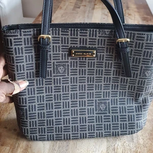 ANNE KLEIN VÄSKA - I mycket bra skick