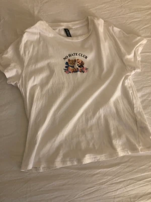 Tshirt - Supersöt tshirt från H&M, inga tecken på användning! Stl L men den är JÄTTEliten i stl så passar xs/s❤️