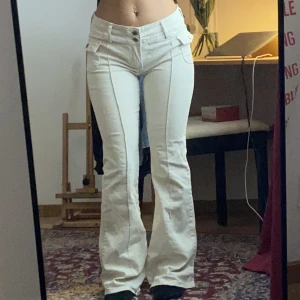 brandy byxor😃 - Super fina formar en bra! Använda 2 gånger därav mindre slitningar längst ned. Köparen står för frakt, fraktar endast 🚚  innerbenslängden:75cm midje: 34cm