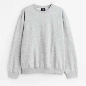 Grå Sweatshirt  - Grå sweatshirt i strl S från herravdelningen och funkar alldeles perfekt om man vill ha en oversized tröja. Nypris: 150kr