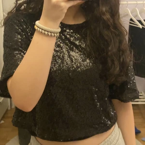Festtopp  - Säljer denna glittriga topp som är perfekt till fest💓 Passar alla XS/S/M skulle jag säga 💓
