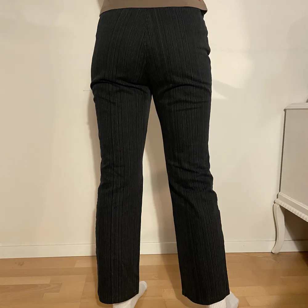 Snygga svarta kostymaktiga byxor. Har som svart randig mönster. Lite stretchiga👺 Midjemått: 74 cm Längde: 92 cm Innerbensmått: 70 cm. Jeans & Byxor.