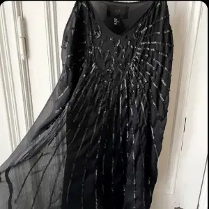 Sån himla snygg klänning! Svart vintage med svarta paljetter!! Väldigt bra skick, nästan helt oanvänd. I storlek 38 🍷⚡️💄🖤