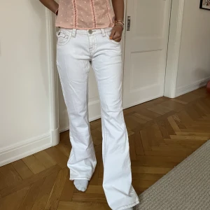 Lowwaist jeans med fickor🙏🏻 - Lågmidjade jeans med fickor där bak! Perfekta nu till våren Skriv för fler frågor om mått och storlek🥰