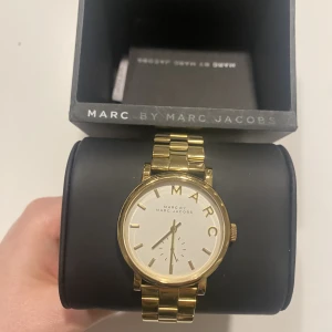 Marc jacobs klocka - Säljer min Marc Jacobs klocka. Nypris 2598kr. Batterier behöver bytas. Medföljer extra för att göra armbandet större om det skulle behövas samt klockask. 