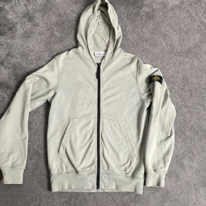 Stone island junior zip-hoodie - Använd men mycket fint skick. Inga hål eller fläckar. 