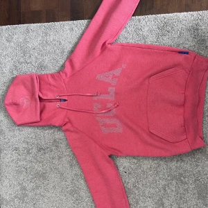 UCLA hoodie - En schysst UCLA hoodie! Kom med frågor! Priset kan diskuteras. OBS möts bara upp!!