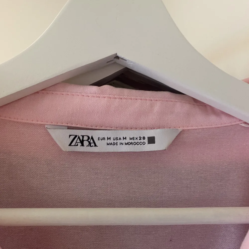 Säljer nu min fina klänning från Zara pågrund av att den aldrig kommer till användning och är endast använd en gång!💓 Den är i storlek M men skulle säga att den passar både S och M💓. Klänningar.