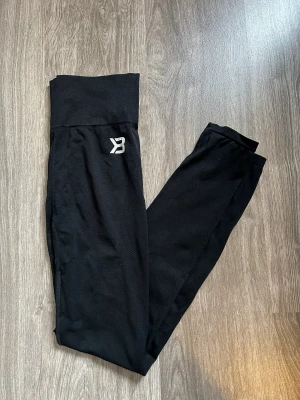 Better Bodies  - Säljer ett par träningtights från Better Bodies, väl använda men i gott skick. Märket är lite slitet (2:a bilden) men i övrigt är dom i bra skick.