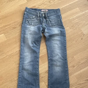 Lågmidjadej jeans  - Säljer dessa lågmidjade bootcut/straight jeansen då det aldrig kommer till användning längre. Har användt det sparsamt och det har inga defekter. Priset går att diskutera 💘