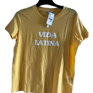 Gul t-shrit  - Oanvänd gul t-shirt från Pimkie, bekväm för sommaren, storlek S, skriva om ni önskar flera bilder och frågor 