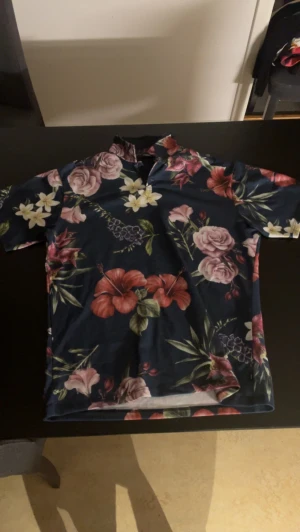 Blommig tröja med polo krage från premium Jack&Jones - Blommig tröja med polo krage från Jack&Jones