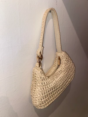 Axelväska  - Liten flätad handväska med guld detaljer från h&m 🪩🫶🏼 