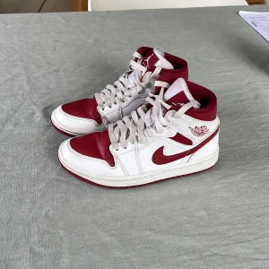 Jordan 1 mid  - Säljer mina Jordan 1 mid reverse Chicago w36.5. Inköpta på sneakershyllan i Stockholm för ett år sedan. Jättefint skick och inte mycket använda. Kvitto finns😄