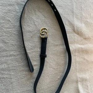 Gucci skärp äkta! - Säljer mitt Gucci skärp pga att det aldrig kommer t användning längre. Haft i ungefär 5 år, och köptes för 400$ i new york!  Skärpet är i hyfsat bra skick, märket har förlorat lite färg som man ser endast på nära håll! 