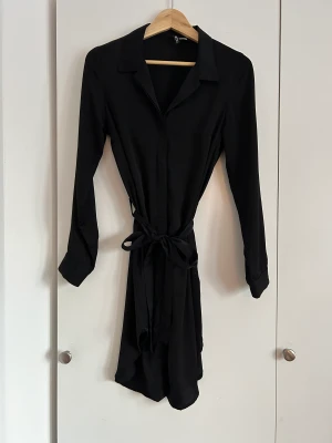 Skjortklänning med knutans i midjan - Skjortklänning med knytband i midjan från HM divided. Bra skick