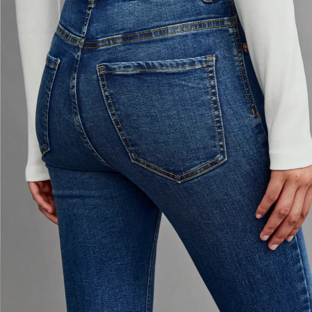 Jätte fina helt nya jeans endast testade en gång hemma. Säljer pågrund av att de är lite korta. Jag är 175cm skulle passa bra på någon runt  170cm❤️ Skriv jätte gärna om ni har fler frågor eller vill ha fler bilder. ❤️. Jeans & Byxor.