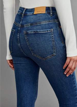 Jätte fina helt nya jeans endast testade en gång hemma. Säljer pågrund av att de är lite korta. Jag är 175cm skulle passa bra på någon runt  170cm❤️ Skriv jätte gärna om ni har fler frågor eller vill ha fler bilder. ❤️