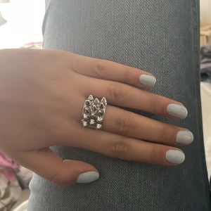 ÄKTA edblad ring - jättefin poppis ring från edblad💞🙏🏼 strl 19,5 . Skulle gärna vilja byta mot en i Guld 😁🙏🏼💞 säljer för 299kr + frakt😁 pris kan diskuteras och orginal priset är nästan 400kr🙏🏼 ‼️TRYCK EJ PÅ KÖP NU‼️