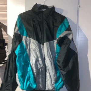 Vintage träningsjacka  - Cool vintagejacka, tyvärr med ett litet hål. Köpt med hålet då jag inte tyckte att det var något man såg.