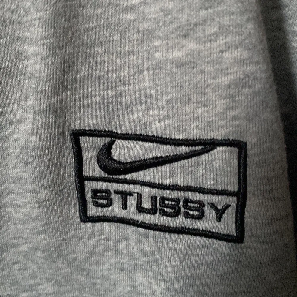 Säljer min Nike x stussy crewneck Vet inte om den är äkta Storlek M men är ganska liten i storlek  Kan frakta. Tröjor & Koftor.