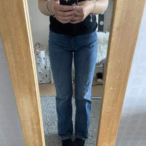 Mörkblå straightleg jeans från zara. Använda några gånger så kvaliten är super bra!💕💕💕