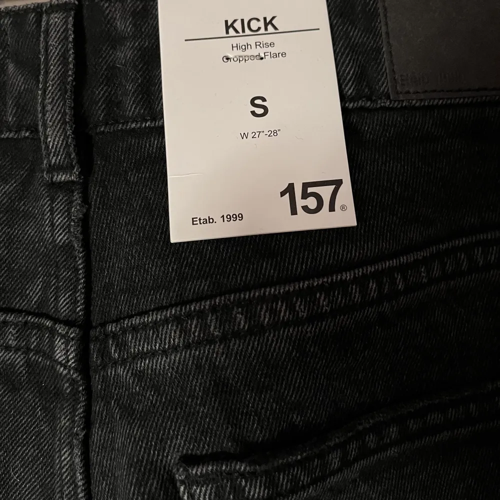 Trendiga cropped flare jeans med hög midja. Helt nya! Strl S (W27-28). . Jeans & Byxor.