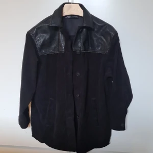 Tröja - Oversize tröja med knappar och fina detaljer.