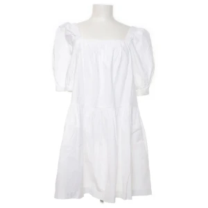 Vit klänning - Vit klänning från bikbok