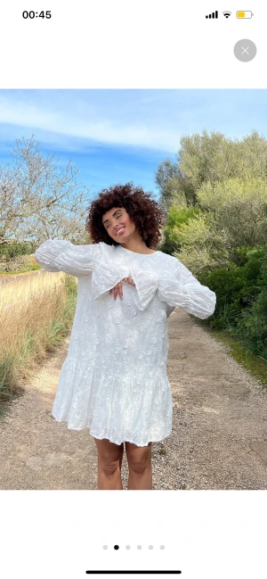 Vit kort klänning  - INTRESSEKOLL  på den här vita snygga korta klänningen med öppen rygg i storlek 36,38,42 och 44, köpte flera storlekar och dessa var lite små tyckte jag. Generellt är klänningarna inte små i storlekarna❤️