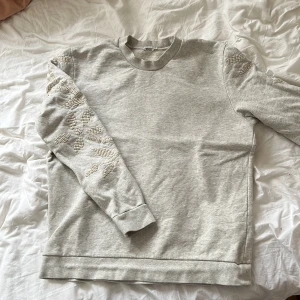 Filippa k - Filippa k tröja med mönster längst armarna 100%bomull