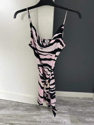 Festklänning - Fedtklänning från riverisland, aldrig använd. I svart/rosa färg och häftigt design. Mycket fin miniklänning.
