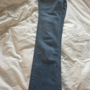 Zara low bootcut  - Säljer mina zara bootcut lowwaist jeans i strl 36, helt oanvända. Säljer pga att de inte passar mig, frakt tillkommer🤍