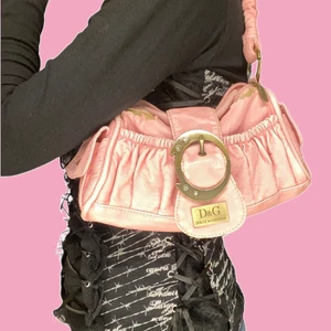 Rosa Dolce&Gabbana väska - 🤩Finaste rosa väskan från Dolce&Gabbana🤩 Lite slitningar som syns på bilderna, men väldigt snygg ändå😘