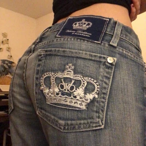 Victoria Beckham jeans - Lågmidjade straight fit Victoria Beckham jeans! Midjemått: 78 cm (stretchigt material) Innerbenslängd: 75 cm. Finns ett JÄTTElitet igensytt hål på baksidan av ena benet (se bild 3)🌟