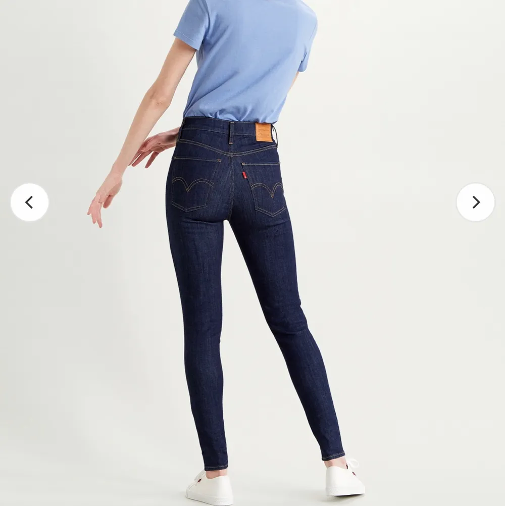 Supercomfy och snygga jeans. Sparsamt använd, i fint skick.   Ultra high rise with a super sleek silhouette Levi's® sculpt fabrication with 4-way power stretch moves in all directions for enhanced mobility and comfort. Nypris 1299, pris 450. Jeans & Byxor.