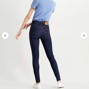 Supercomfy och snygga jeans. Sparsamt använd, i fint skick.   Ultra high rise with a super sleek silhouette Levi's® sculpt fabrication with 4-way power stretch moves in all directions for enhanced mobility and comfort. Nypris 1299, pris 450