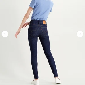 LEVI’S mile high super skinny jeans - Supercomfy och snygga jeans. Sparsamt använd, i fint skick.   Ultra high rise with a super sleek silhouette Levi's® sculpt fabrication with 4-way power stretch moves in all directions for enhanced mobility and comfort. Nypris 1299, pris 450