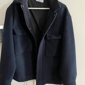Marinblå kappa - Måste tyvärr göra mig av med denna ursnygga jacka. Den är väldigt lik den populära kappan från NAKD💕Den är marinblå och är från zara. Storlek 13-14 år 164 alltså ungefär s. Den är tjock så den passar både till höst och även vinter. Hör av er vid frågor💌❤️