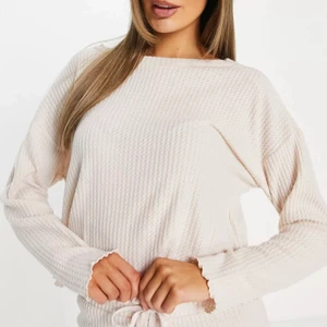 Mysigt tröja - Hej! Säljer den här jättemysiga och sköna tröjan från New Look.  Den är i storlek S men passar även M. Skriv för mer bilder🤍 