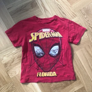 Mini tee - Söt babytee med sprider man tryck! 