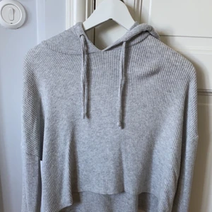 Hoodie - Mysigt material, knappt använd Storlek XS från bikbok 